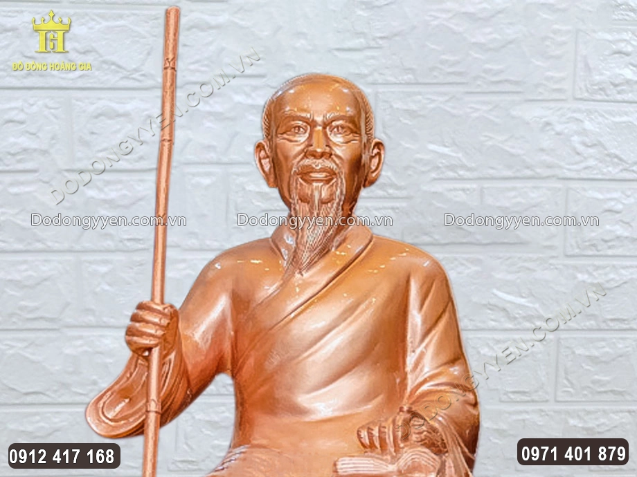 Gương mặt ph&uacute;c hậu của &ocirc;ng được chạm khắc sắc n&eacute;t
